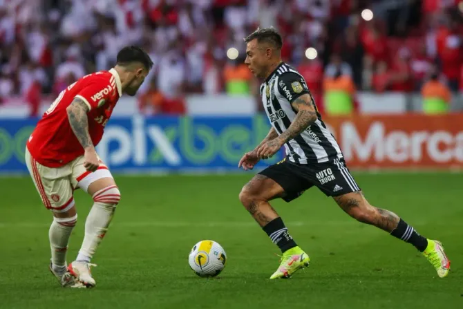 Eduardo Vargas em ação contra o Internacional. (Photo by Silvio Avila/Getty Images)