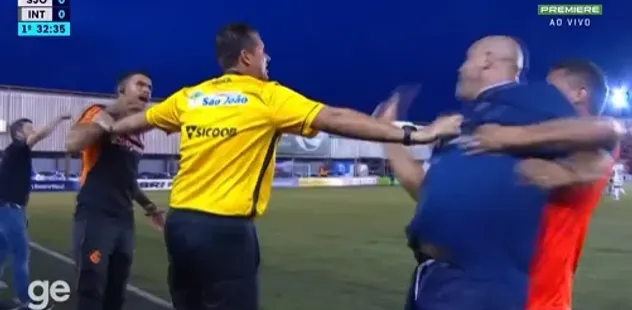 Eduardo Coudet, do Internacional e China Balbino, do São José, discutem | Foto: Reprodução/Premiere