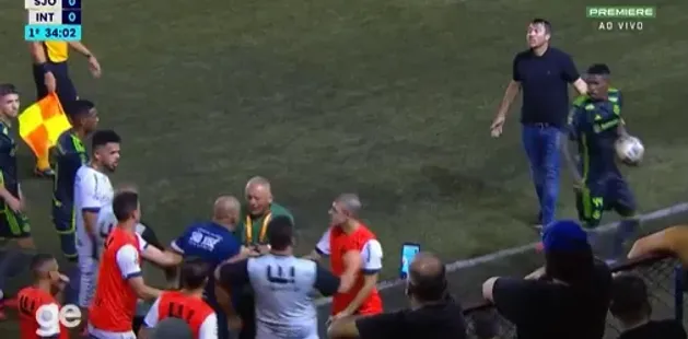 Coudet,do Inter e China, do São José, batem boca no gramado | Foto: Reprodução/Premiere