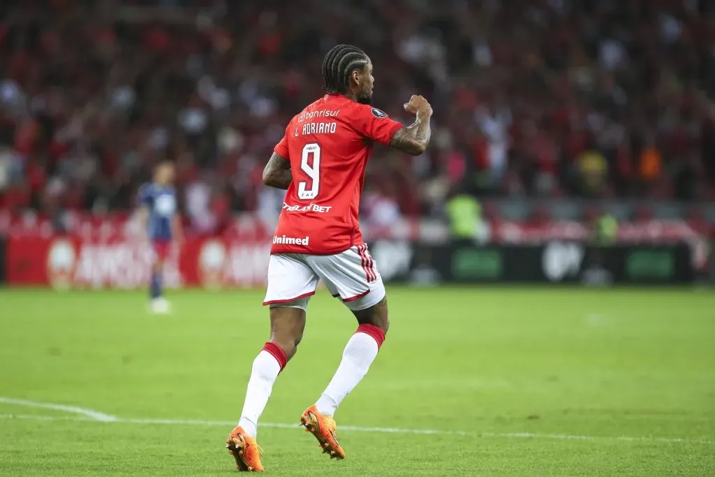 Luiz Adriano celebrando gol pelo Internacional. (Photo by Fernando Alves/Getty Images)