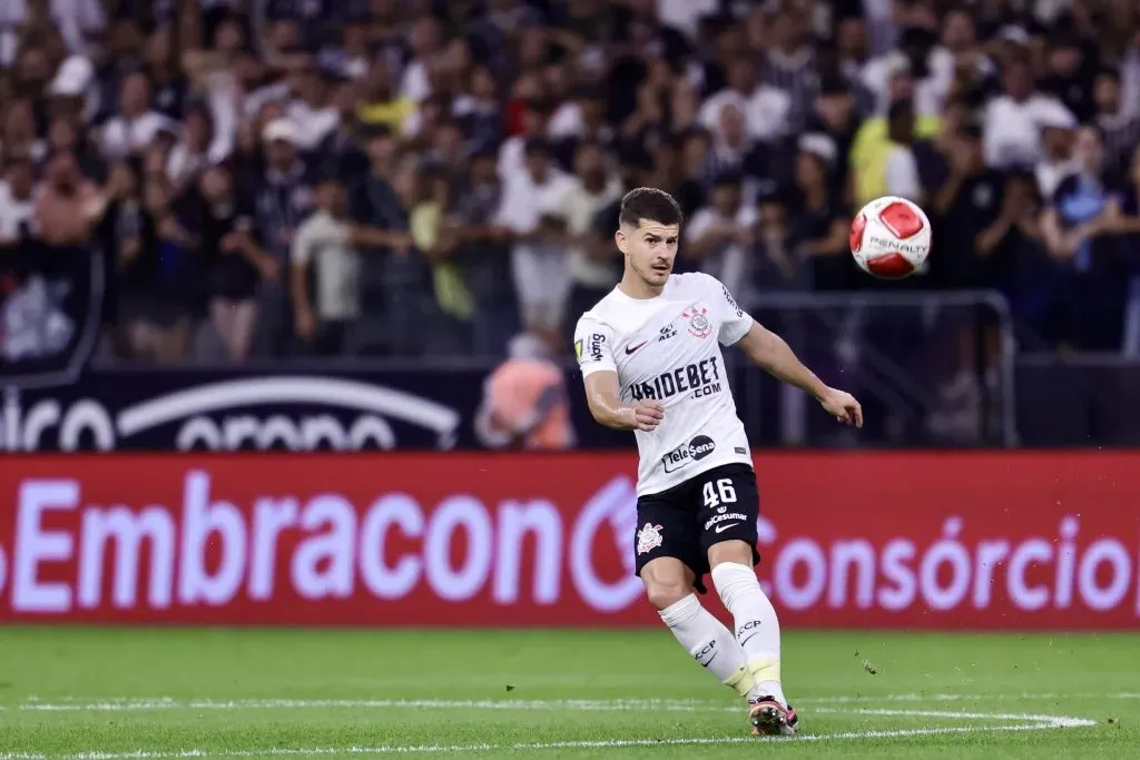 Hugo, atual titular na esquerda. Foto: Marcello Zambrana/AGIF