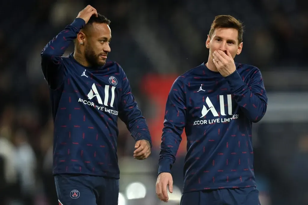 Lionel Messi of Paris Saint-Germain  talks with Neymar  (Photo by Justin Setterfield/Getty Images)