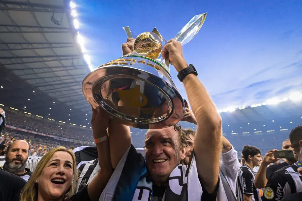 Cuca com a taça de campeão do Brasileirão. (Photo by Pedro Vilela/Getty Images)