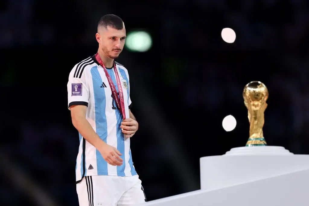 Volante ao lado da taça da Copa do Mundo (Photo by Clive Brunskill/Getty Images)