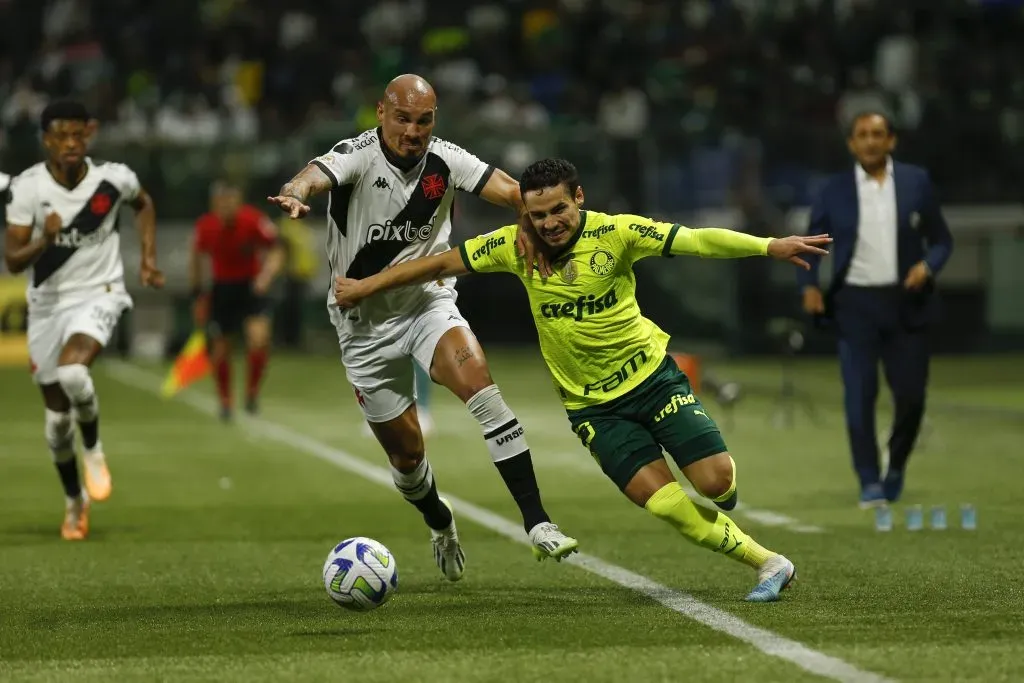 Maicon em ação contra o Palmeiras. (Photo by Ricardo Moreira/Getty Images)