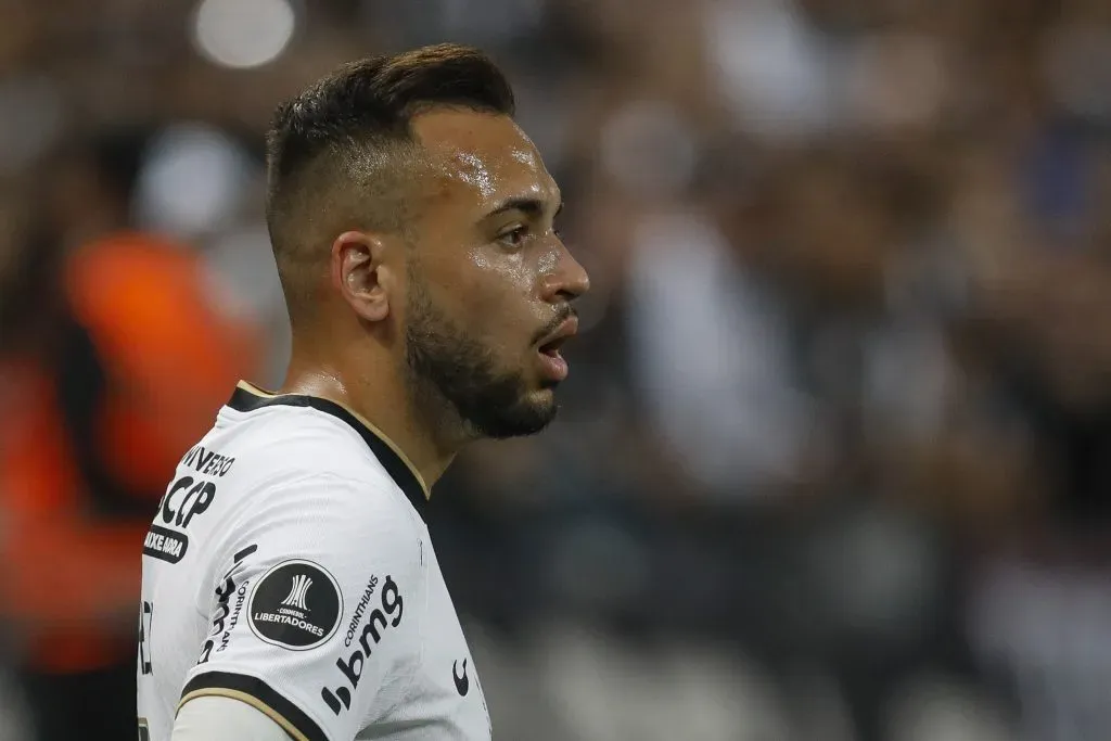 Jogador duelando pela Libertadores (Photo by Ricardo Moreira/Getty Images)