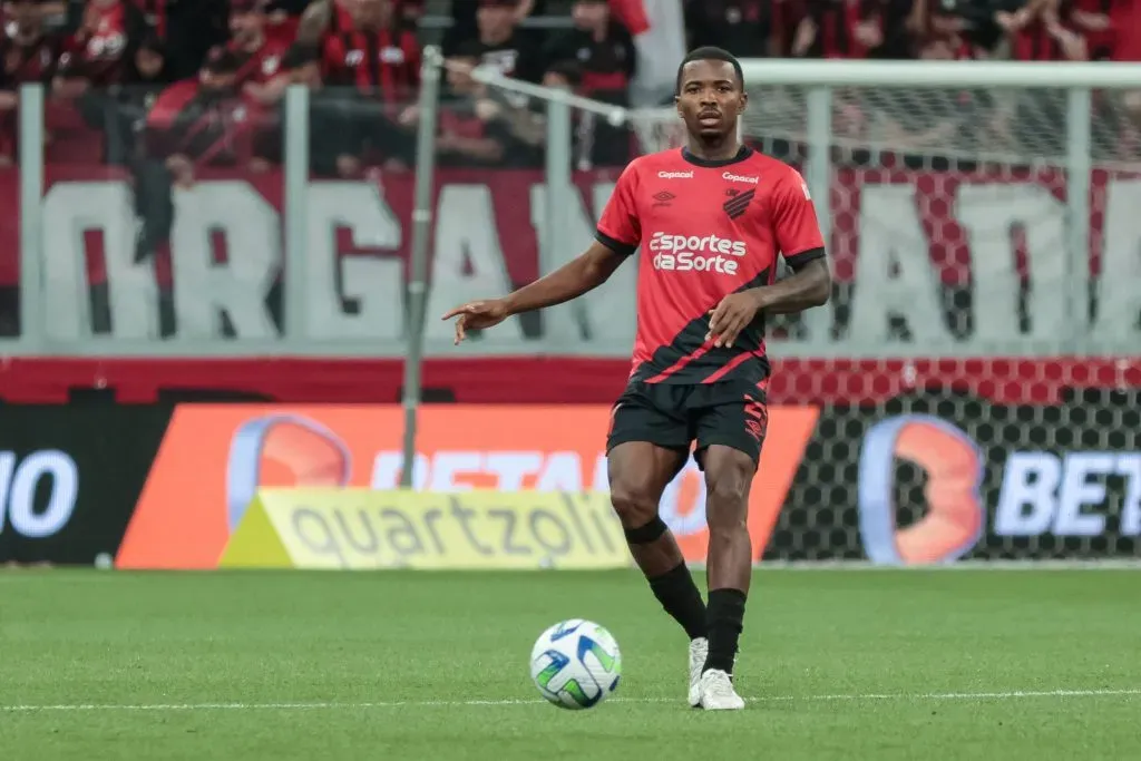 PR – CURITIBA – 02/09/2023 – BRASILEIRO A 2023, ATHLETICO-PR X ATLETICO-MG – Caca jogador do Athletico-PR durante partida contra o Atletico-MG no estadio Arena da Baixada pelo campeonato Brasileiro A 2023. Foto: Robson Mafra/AGIF