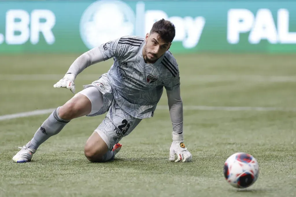 Goleiro Rafael faz pênalti no Choque-Rei. Foto: Ricardo Moreira/Getty Images