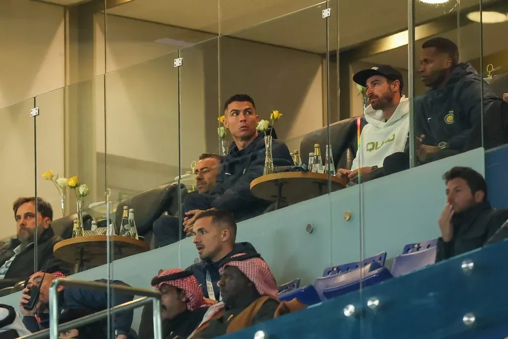 Cristiano Ronaldo em camarote no jogo do Al-Nassr. Foto: Yasser Bakhsh/Getty Images