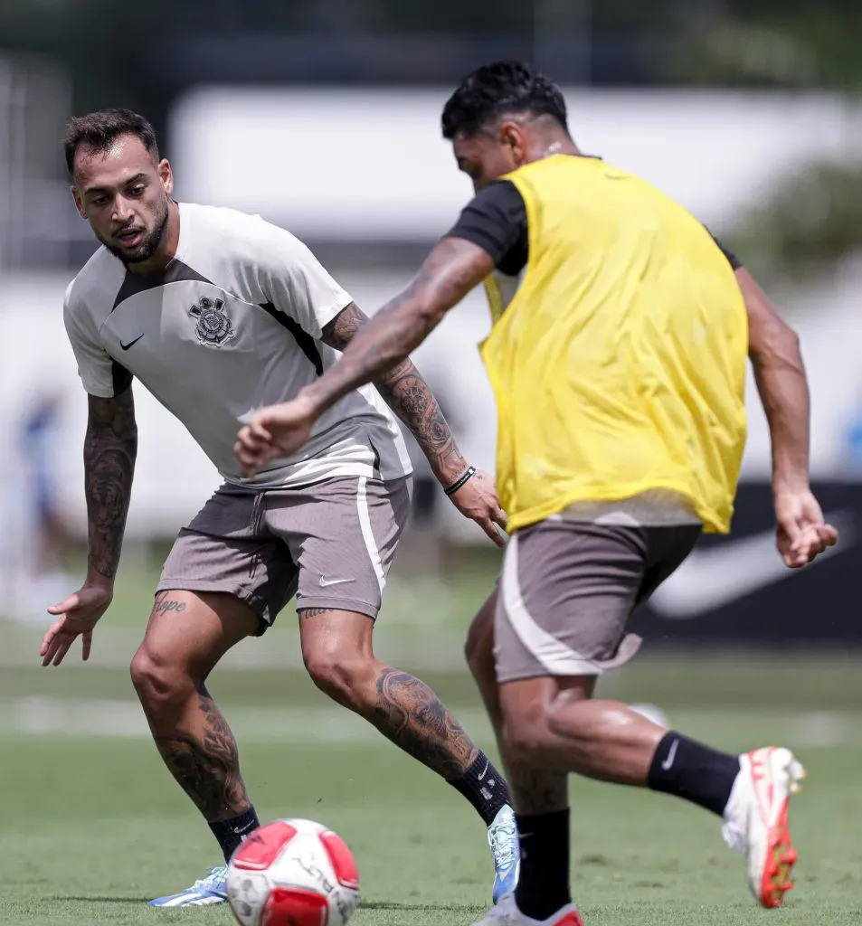 Foto: Rodrigo Coca/Agência Corinthians | Treino da manhã desta terça-feira (05/03/2024), no CT Dr. Joaquim Grava. Na foto: Maycon, Matheus Bidu