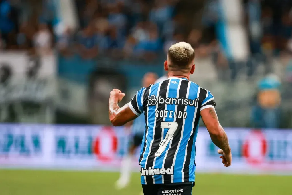 Yeferson Soteldo celebrando gol pelo Grêmio. Foto: Maxi Franzoi/AGIF