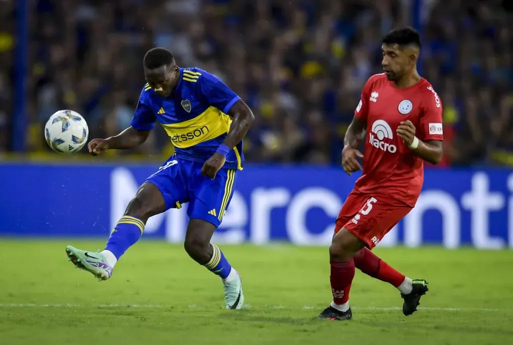 Luis Advíncula contra o Belgrano na Liga Argentina. (Photo by Marcelo Endelli/Getty Images)