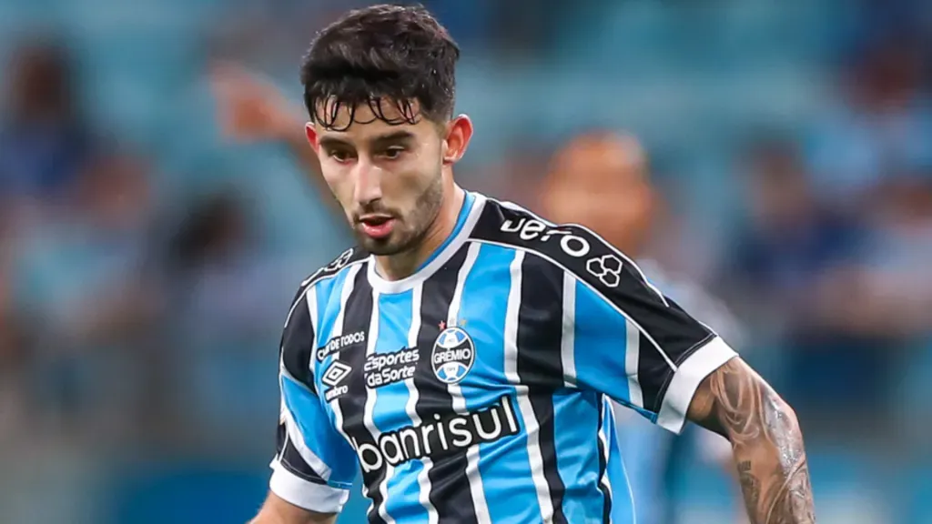 Villasanti é um dos testados como zagueiro (Foto: Lucas Uebel/Grêmio/Divulgação)