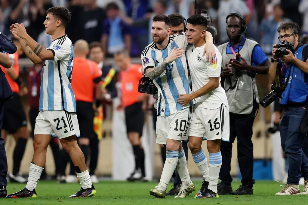 Meia ao lado de Lionel Messi (Photo by Clive Brunskill/Getty Images)