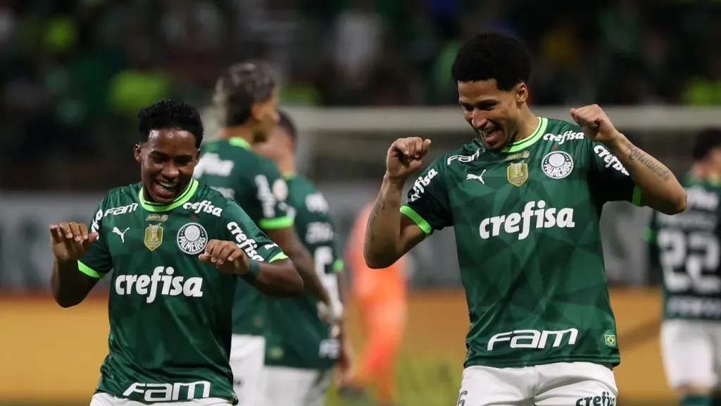 O jogador Endrick, da SE Palmeiras, comemora seu gol contra a equipe do América FC, durante partida válida pela trigésima sexta rodada, do Campeonato Brasileiro, Série A, na arena Allianz Parque. (Foto: Cesar Greco/Palmeiras/by Canon)
