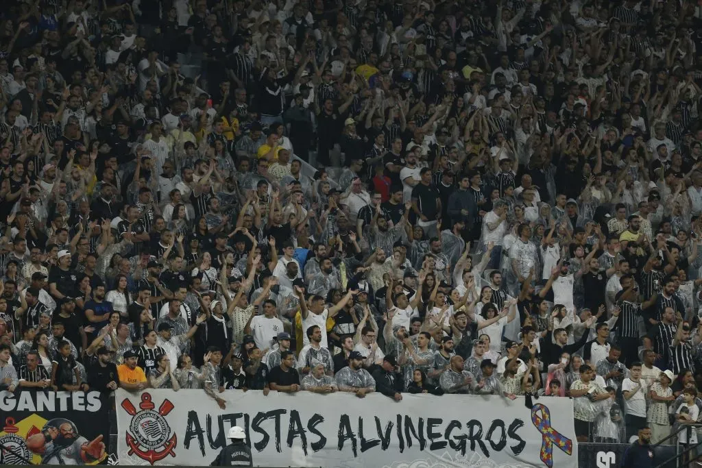 Fans of Corinthians . (Photo by Ricardo Moreira/Getty Images)