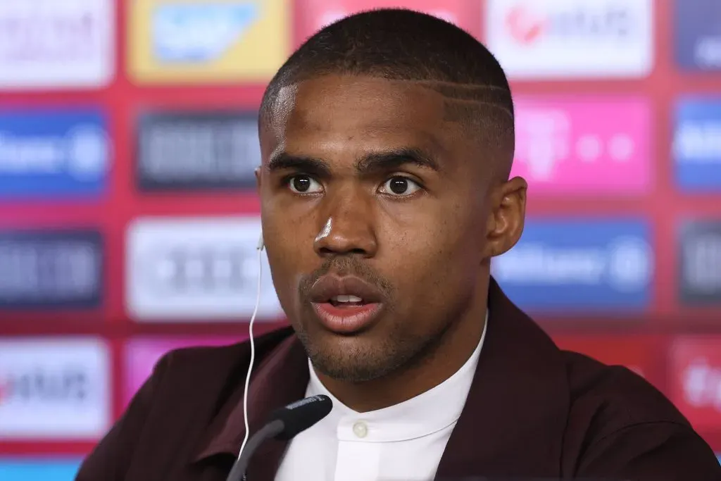 Douglas Costa está fora do Fla-Flu. Foto: Alexander Hassenstein/Getty Images