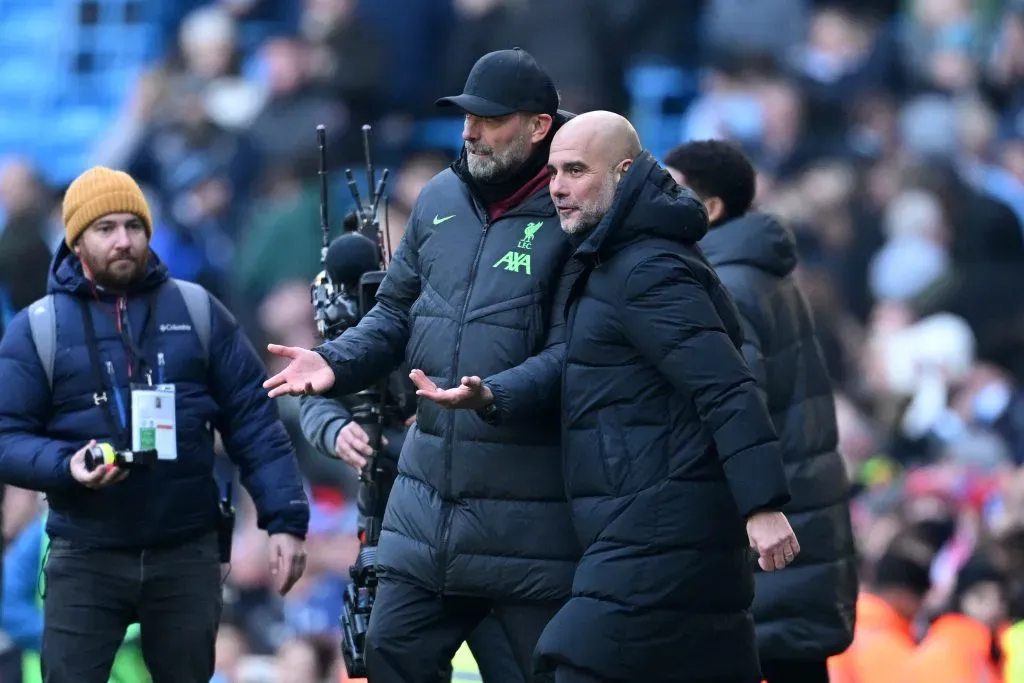 MANCHESTER, ENGLAND – NOVEMBER 25: Juergen Klopp, do Liverpool, e Pep Guardiola, do Manchester City, (Photo by Michael Regan/Getty Images)