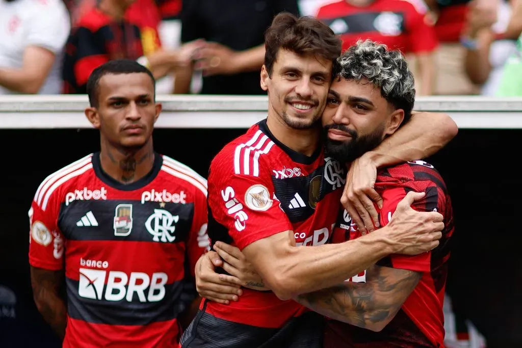 Rodrigo Caio se despedindo de Gabigol. (Photo by Buda Mendes/Getty Images)