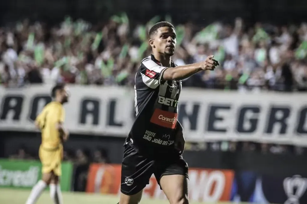 Robert celebrando gol pelo Athletic. (Foto: Divulgação/Athletic)