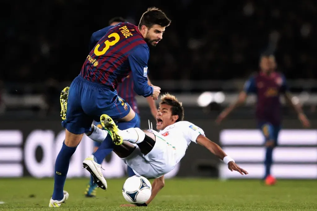 Gerard Pique (L) of Barcelona is challenges Neymar of Santos. (Photo by Lintao Zhang/Getty Images)