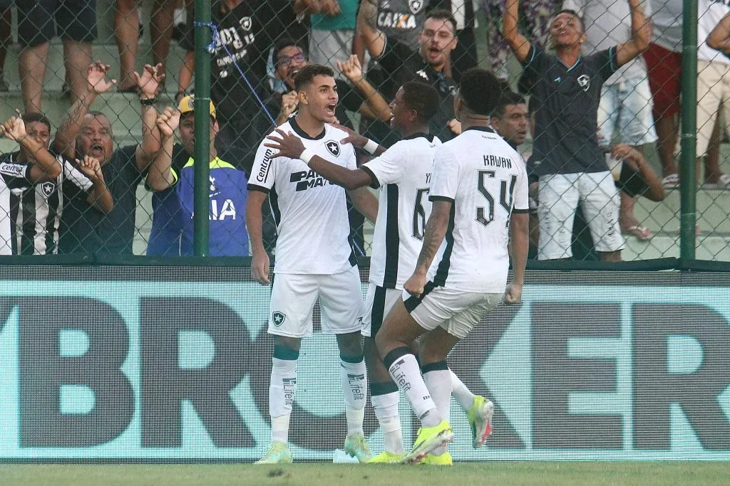 Sapata garantiu a vitória em Bacaxá (Foto: Vitor Silva/Botafogo/Divulgação)
