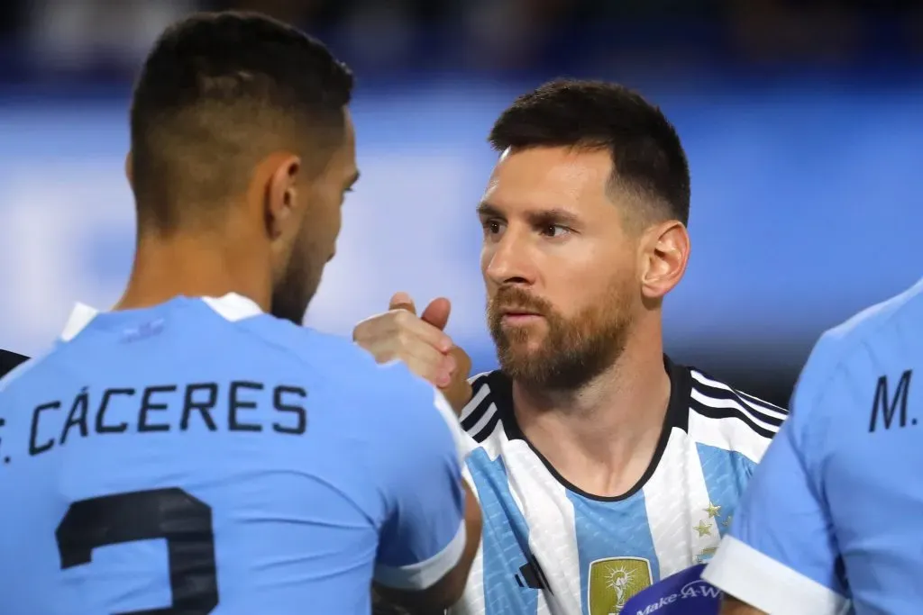 Zagueiro duelando com Messi (Photo by Marcos Brindicci/Getty Images)