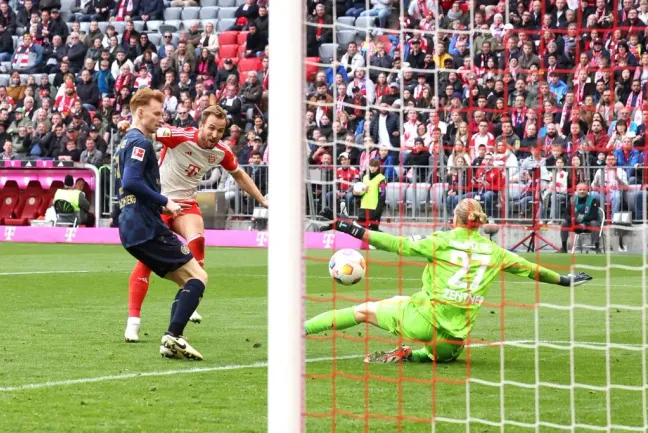Harry Kane marcando gol na Bundesliga. (Photo by Alexander Hassenstein/Getty Images)