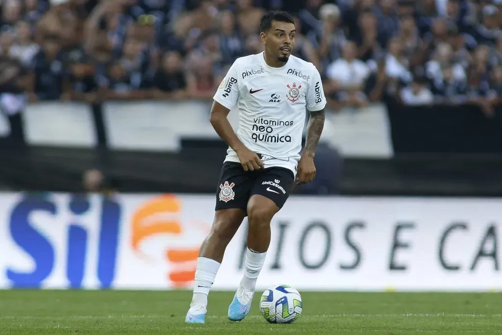 SAO PAULO, BRAZIL – APRIL 16: Matheus Bidu of Corinthians controls the ball during a match between Corinthians and Cruzeiro as part of Brasileirao 2023 at Neo Quimica Arena on April 16, 2023 in Sao Paulo, Brazil. (Photo by Miguel Schincariol/Getty Images)