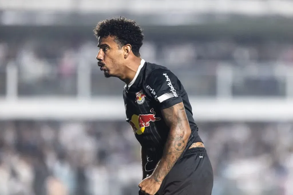 Jogador enfrentando o Santos. Foto: Abner Dourado/AGIF