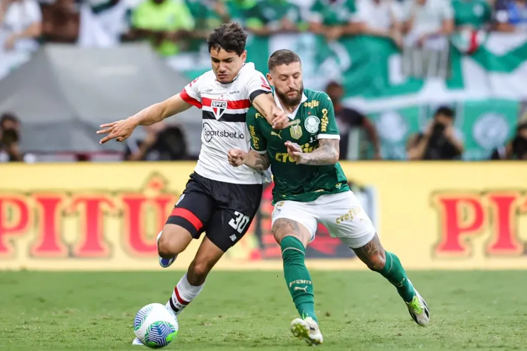 MG – BELO HORIZONTE – 04/02/2024 – SUPERCOPA 2024, PALMEIRAS X SAO PAULO – Ze Rafael jogador do Palmeiras disputa lance com Joao Moreira
jogador do Sao Paulo durante partida no estadio Mineirao pelo campeonato Supercopa 2024. Foto: Gilson Lobo/AGIF