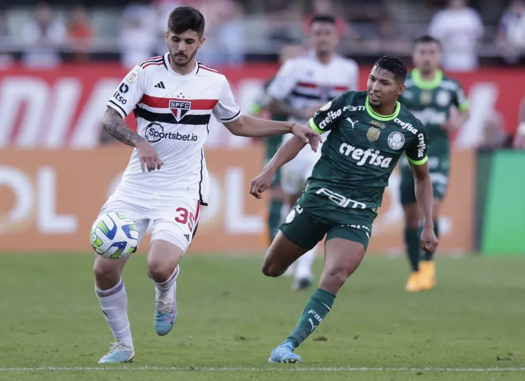 Lucas Beraldo of Sao Paulo and Rony of Palmeiras  (Photo by Alexandre Schneider/Getty Images)