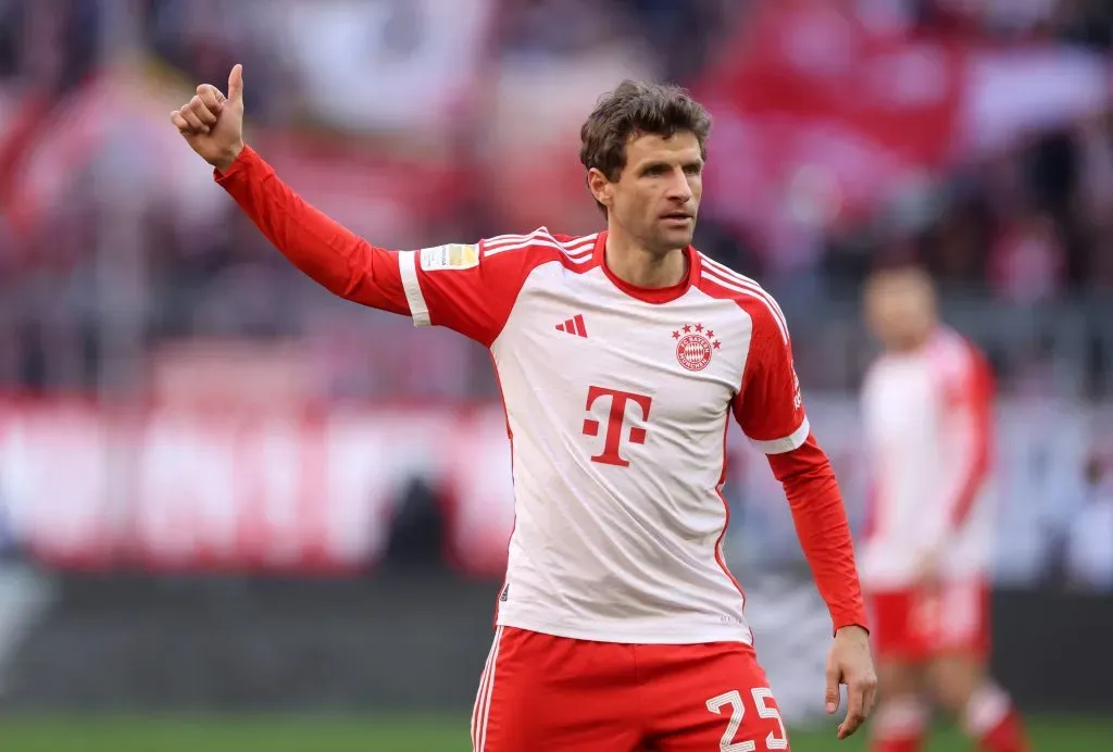 Thomas Müller em campo pelo Bayern, vice-líder da Bundesliga (Foto: Alexander Hassenstein/Getty Images)