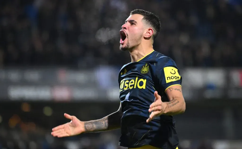 Bruno Guimarães em ação pelo Newcastle (Photo by Stu Forster/Getty Images)