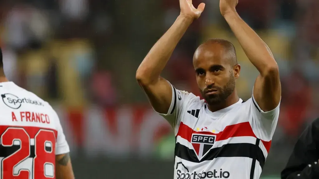 Lucas: saiu em defesa do treinador (Foto: Rubens Chiri/saopaulofc.net/Divulgação)