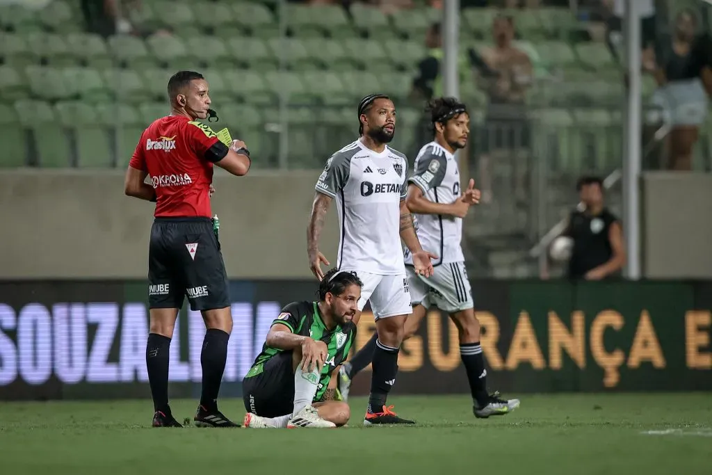 Atuação do árbitro irritou jogadores das 2 equipes (Foto: Pedro Souza / Atlético / Divulgação)
