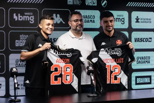 Alexandre Mattos apresenta Adson e Victor Luis | Foto: Leandro Amorim/Vasco.