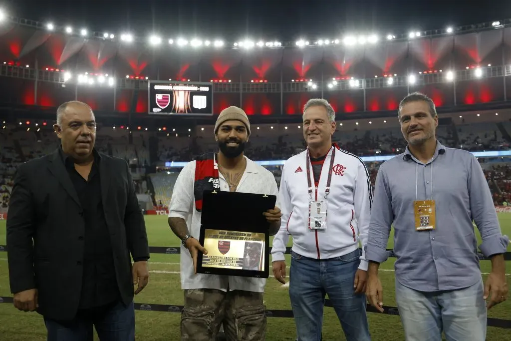 Gabigol homenageado pelo Flamengo, no Maracanã. Foto: Wagner Meier/Getty Images