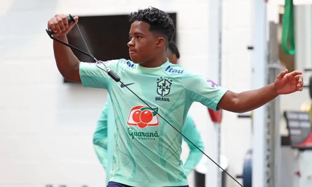 Endrick treina forte para conquistar titularidade. Foto: Rafael Ribeiro / CBF