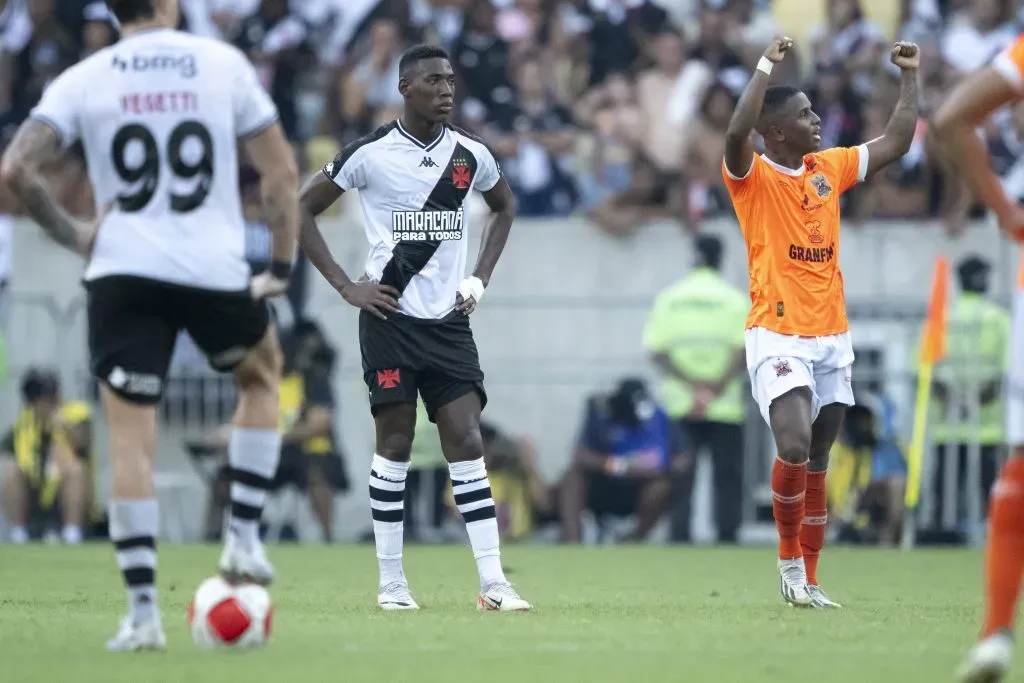 Zaga do Vasco sofre gol de Bill, do Nova Iguaçu | Foto: Jorge Rodrigues/AGIF
