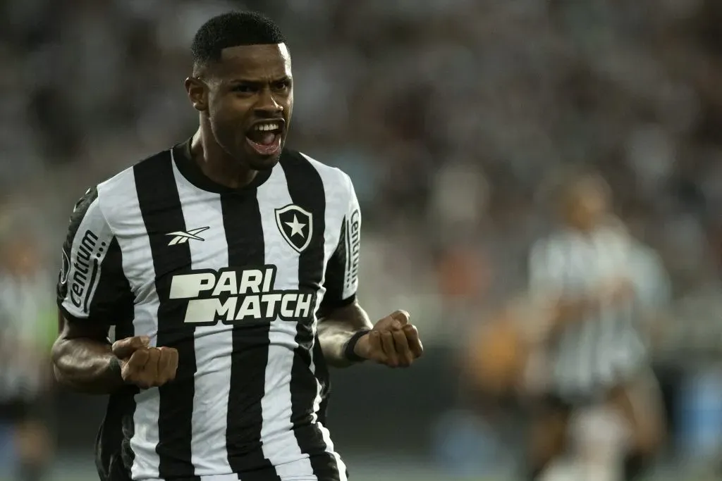 Júnior Santos em ação pelo Botafogo. Foto: Jorge Rodrigues/AGIF