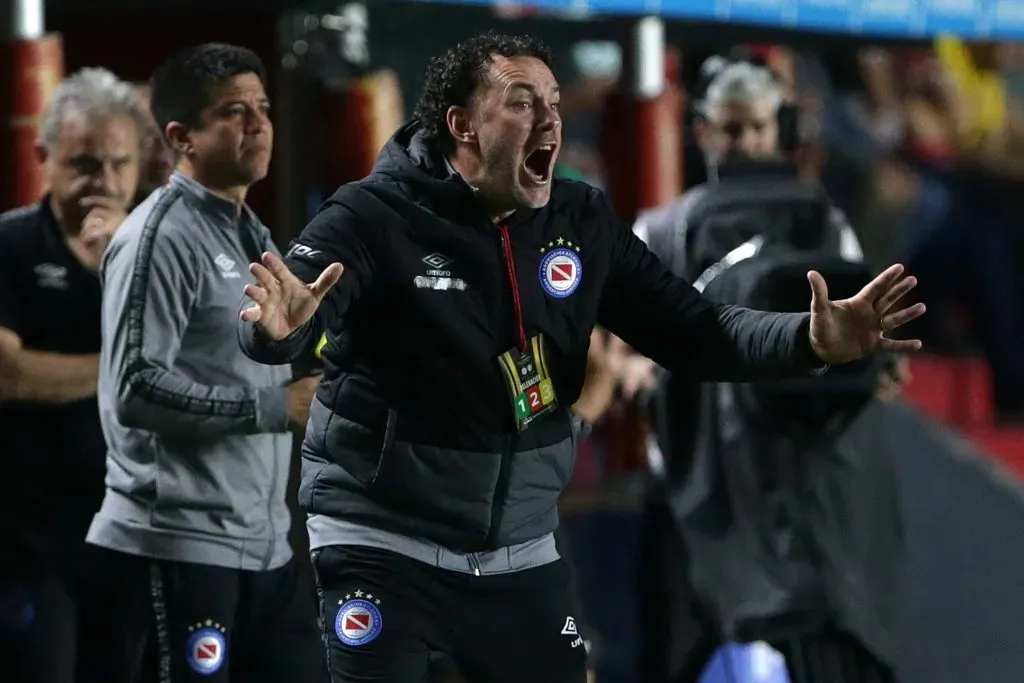 Gabriel Milito em partida pela Libertadores. (Photo by Daniel Jayo/Getty Images)