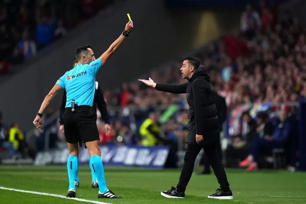 Árbitro aplica cartão amarelo para Xavi Hernández no jogo do Barcelona (Photo by Angel Martinez/Getty Images)
