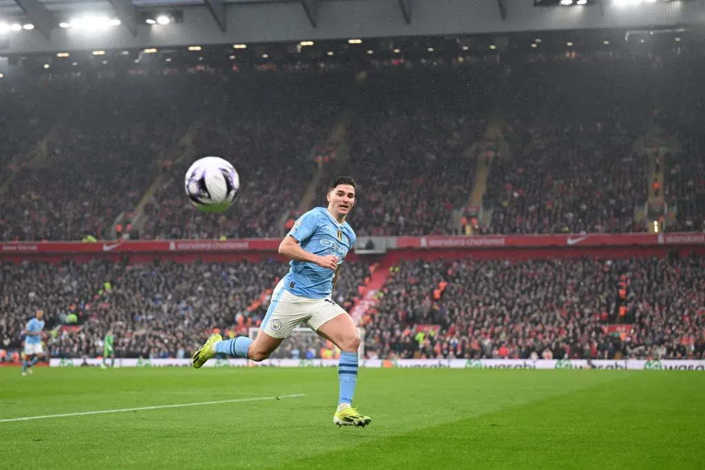 Álvarez vs Liverpool. (Photo by Michael Regan/Getty Images)