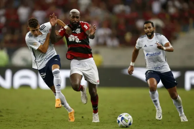 Gerson em ação contra o Cruzeiro. (Photo by Wagner Meier/Getty Images)