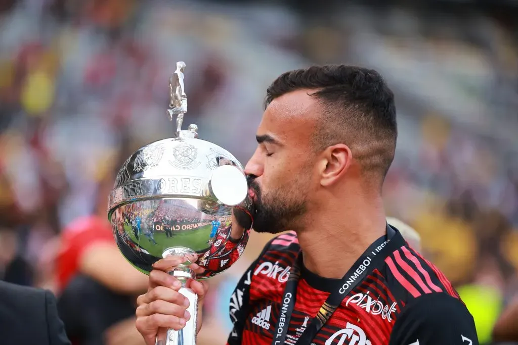 Fabrício Bruno com a taça da Libertadores (Photo by Hector Vivas/Getty Images)