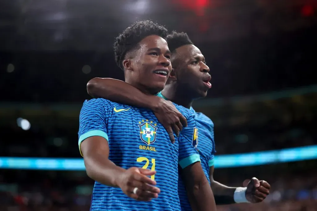 Endrick ao lado de Vinícius Júnior. Foto: Catherine Ivill/Getty Images