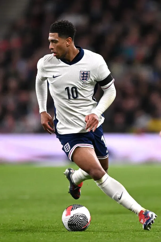 Bellingham é anulado pela defesa do Brasil. Foto: Mike Hewitt/Getty Images