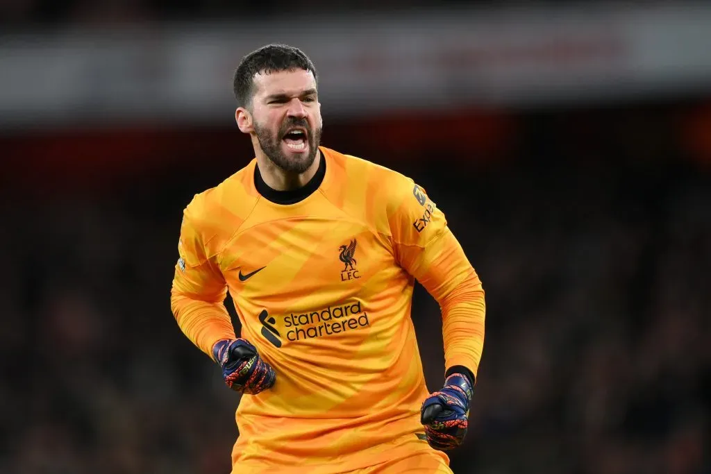 Alisson celebrando gol do Liverpool. (Photo by Justin Setterfield/Getty Images)