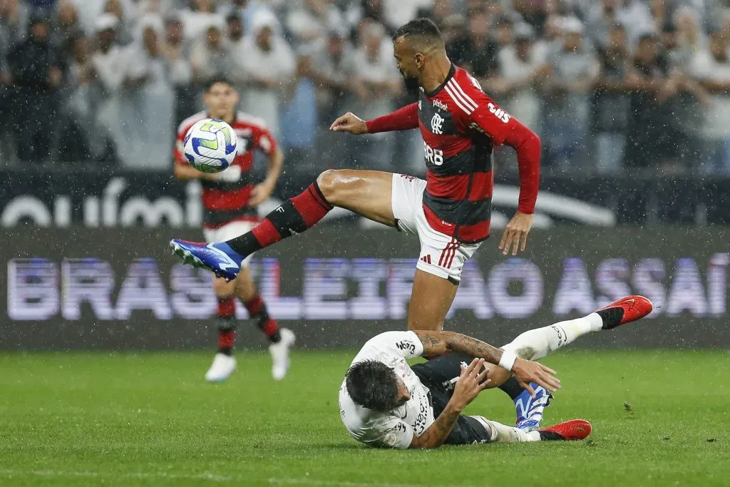 Fabrício Bruno pelo Flamengo contra o Corinthians. (Photo by Ricardo Moreira/Getty Images)